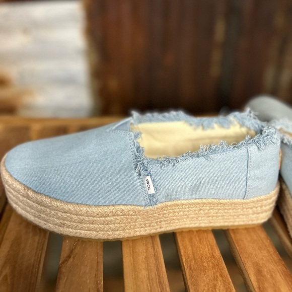 NWOT- TOMS Women’s Espadrille Slip on Shoes Light Blue Denim Frayed Edges - Picture 6 of 9